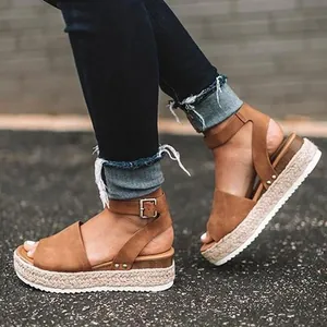 Elegantes sandalias de plataforma de esparto marrón para mujer con correa al tobillo.