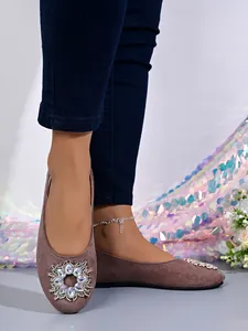 Detailansicht von Damen-Ballerinas aus Wildleder mit eleganter Strass-Schnalle