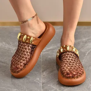 Detail von braunen Plateau-Mules mit Mesh-Obermaterial, Goldnieten und atmungsaktivem Design.