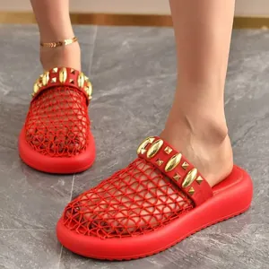 Trendige rote Netz-Slipper mit goldenen Nieten und Plateausohle für Damen, luftig