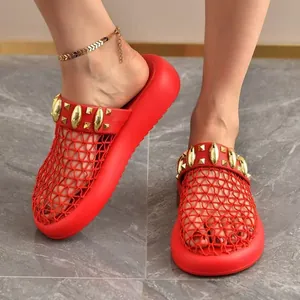 Detailansicht der roten, atmungsaktiven Mesh-Clogs mit dicker Sohle und Goldnieten