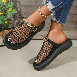 Sabots en maille noire évidée à semelle épaisse avec détail de boucle dorée chic.