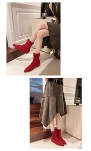 Vue détaillée des bottines rouges à bouts pointus en daim pour femmes avec une semelle souple