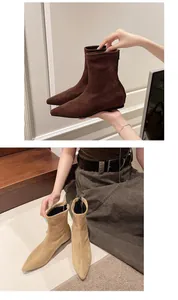Vue détaillée de bottines pointues en daim dans les tons marron et kaki élégants