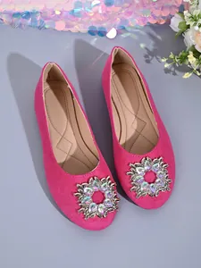 Pinkfarbene Ballerinas mit einem eleganten runden Strass-Schnallen-Ornament