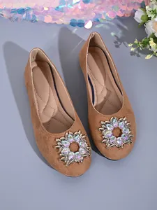 Detail von braunen Ballerinas mit funkelnder Strass-Rundschnalle an der Spitze.