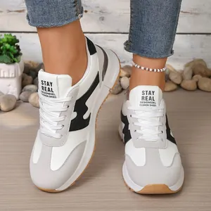 Gros plan sur des baskets blanches élégantes pour femmes de style coréen sur sol en bois