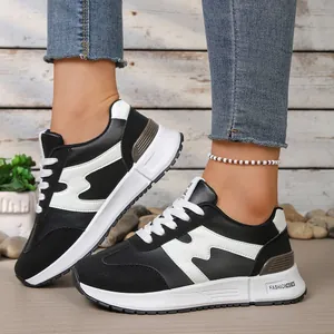 Détail de la vue latérale des baskets noires et blanches à semelles épaisses pour femmes