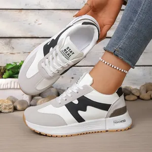 Gros plan détaillé de baskets chunky élégantes pour femmes, style coréen en blanc et gris