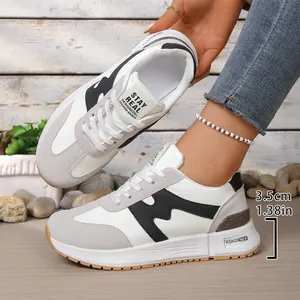 Vue détaillée de baskets compensées pour femmes avec semelle de 3,5 cm ou 1,38 po