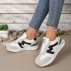 Gros plan sur des baskets blanches élégantes pour femmes avec semelles épaisses et accents noirs