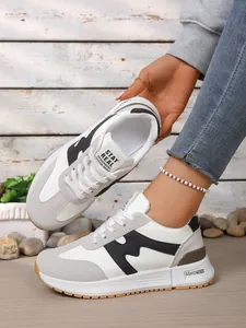 Vue détaillée de baskets compensées blanches et grises pour femmes avec semelle en gomme