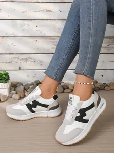 Baskets à plateforme blanches et grises pour femmes dans un cadre urbain élégant