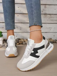 Détails de baskets compensées blanches et grises élégantes pour femmes au style quotidien