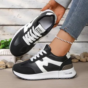 Baskets compensées tendance en noir et blanc pour femmes avec un design très stylé