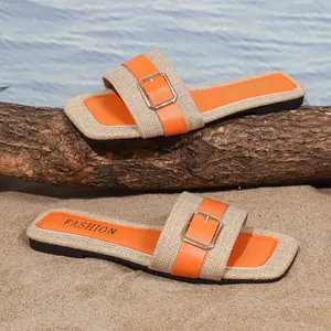 Detailansicht der orangefarbenen Fly-Knit-Sandalen mit goldener Schnalle
