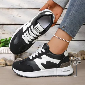 Détail des baskets à plateforme noir et blanc pour femmes montrant 3,5 cm de talon