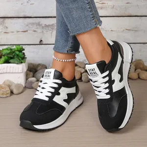 Vue détaillée de baskets compensées tendance en noir et blanc pour femmes actives
