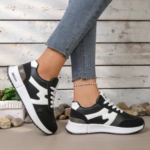 Vue détaillée de baskets compensées élégantes noir et blanc pour femmes avec texte NEW FASHION