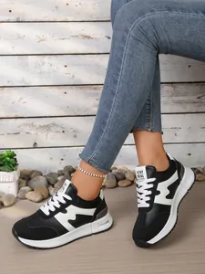 Gros plan de profil de baskets compensées noires et blanches à la mode pour femmes