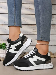 Détail de baskets dad épaisses noires et blanches avec semelles compensées pour femmes