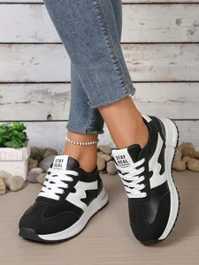 Gros plan de baskets noires et blanches avec le logo Stay Real détaillé