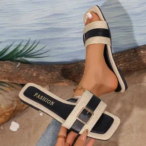 Detailansicht flacher Strick-Sandalen für Damen mit goldener Schnalle und schwarzen Riemen