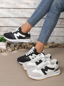 Détail des baskets compensées pour femmes en coloris noir, blanc et gris tendance