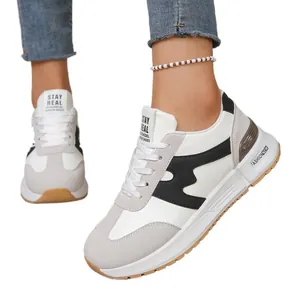 Baskets à plateforme blanches et grises pour femmes avec un design tendance et moderne