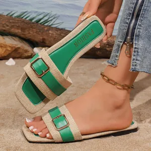 Detailaufnahme der gewebten Textur und goldenen Schnalle an grünen Damen-Sandalen