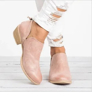 Gedetailleerde weergave van roze schoenen met puntige neus, lage blokhak en strik