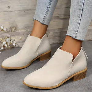 Elegante gebroken witte schoenen met puntneus, blokhak en rits aan de achterkant