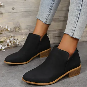 Gedetailleerd zijaanzicht van stijlvolle zwarte puntige Chelsea boots voor dames aan voet