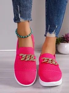 Levendige felroze ademende gebreide loafers met een decoratieve gouden strass ketting.