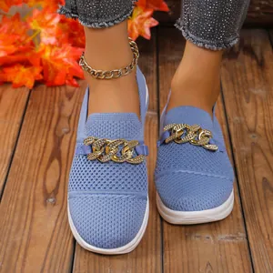 Ademende blauwe fly-knit loafers voor dames met stijlvolle gouden kettingdecoratie