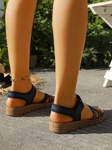 Λεπτομέρεια από μπλε σκούρα casual αθλητικά σανδάλια με μαλακές καφέ σόλες γυναικών
