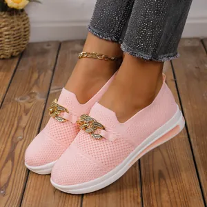 Comfortabele roze mesh instappers met sleehak en gouden ketting voor dames
