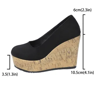 Zapatos de cuña negros para mujer con acabado de corcho y marcas de altura detalladas