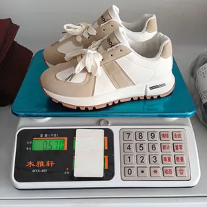 Primo piano di sneakers beige da donna pesate su una bilancia digitale di precisione