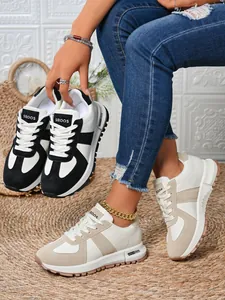 Dettaglio di sneaker patchwork da donna in varianti beige e nero