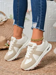 Sneakers da donna eleganti color crema e beige con suola platform e lacci.