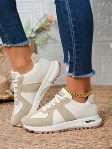 Primo piano di sneaker da donna in beige color-block stile German Army Trainer