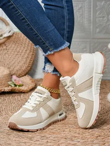 Vista dettagliata di sneaker casual beige color-block da donna con trama scamosciata e suola spessa