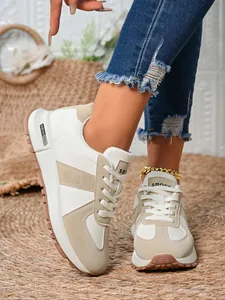 Vista dettagliata delle sneakers platform beige da donna stile scarpa esercito tedesco