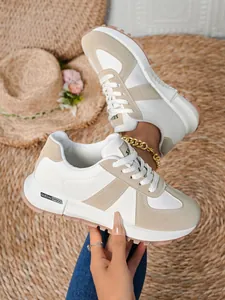 Sneaker da donna color-block con pannelli in pelle crema e bianco in un classico stile GAT elegante