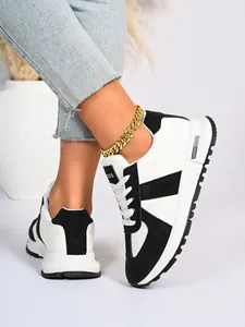 Scarpe sportive da donna stile German Trainer bianco e nero con suola spessa.