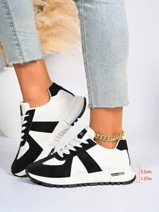 Eleganti sneakers da donna bicolore nero e bianco con suola platform alta 3,5 cm.