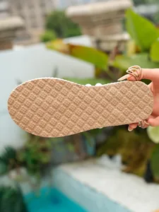 Detailansicht der rutschfesten Sohle der modischen Sommer-Perlen-Flachsandalen für Damen