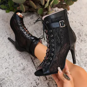 Detail von schwarzen Mesh-Stiefeln mit Schnürung, offener Zehenpartie und Stiletto-Absatz.