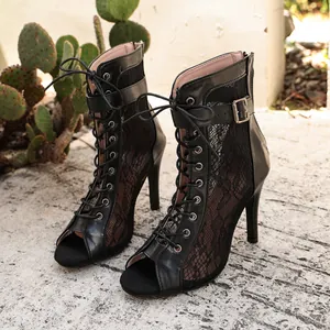 Detailansicht der schwarzen Schnürstiefeletten mit Mesh-Einsätzen und Stiletto-Absatz